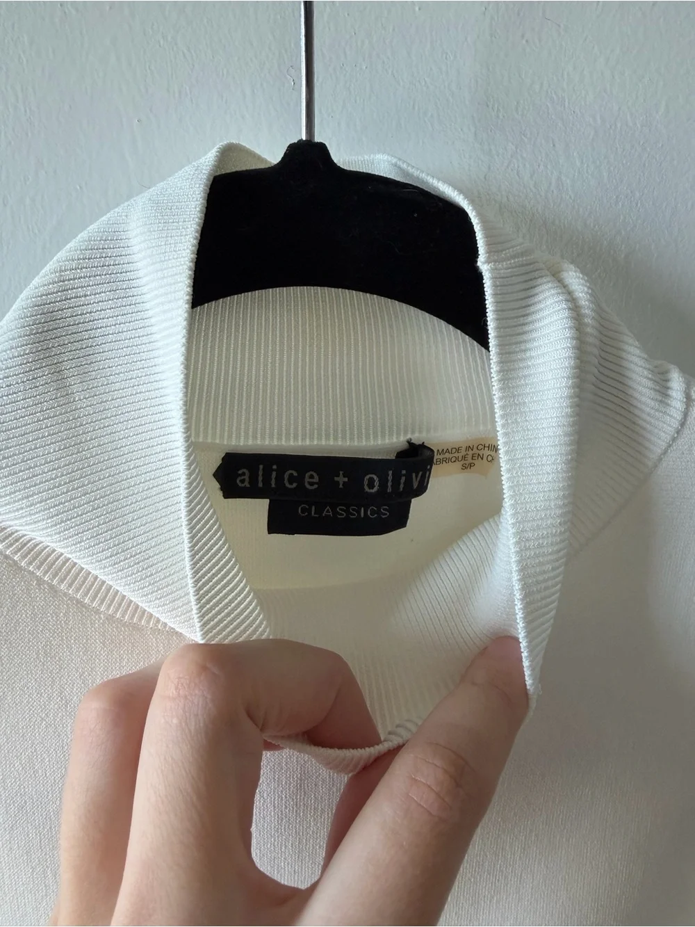 alice + olivia Classics Cropped White Sleeveless Top - Picture 3 of 5